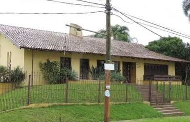 Imagem: A casa possui 4 Dormitórios, 5 Banheiros, 5 Vagas na garagem