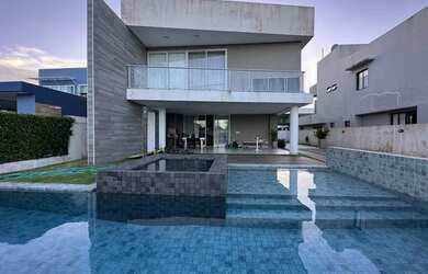 Imagem: A casa possui 4 Dormitórios, 3 Banheiros, 2 Vagas na garagem