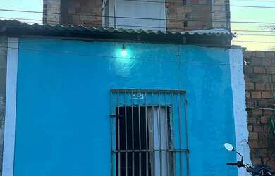 Imagem: A casa possui 3 Dormitórios, 2 Banheiros, 1 Vaga na garagem