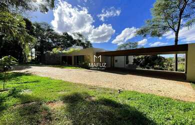 Imagem: A casa possui 4 Dormitórios, 5 Banheiros, 5 Vagas na garagem