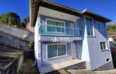 Imagem: A casa possui 3 Dormitórios, 2 Banheiros, 2 Vagas na garagem