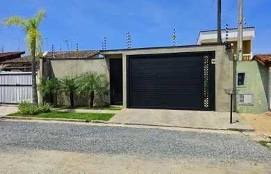 Imagem: A casa possui 3 Dormitórios, 3 Banheiros, 3 Vagas na garagem