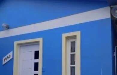 Imagem: A casa possui 3 Dormitórios, Acomodam 8 pessoas, 2 Vagas na