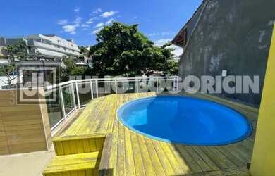 Imagem: A casa possui 3 Dormitórios, 5 Banheiros, 3 Vagas na garagem