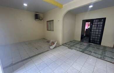 Imagem: A casa possui 2 Dormitórios, 2 Banheiros, 2 Vagas na garagem