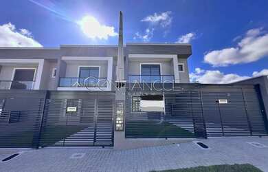 Imagem: A casa possui 3 Dormitórios, 4 Banheiros, 2 Vagas na garagem