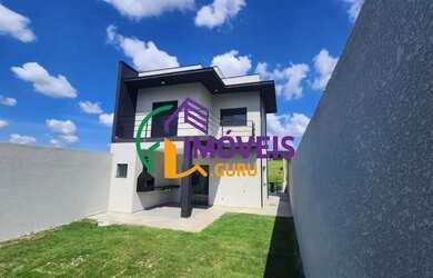 Imagem: A casa possui 3 Dormitórios, 3 Banheiros, 2 Vagas na garagem