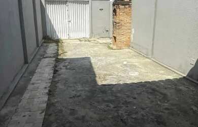 Imagem: A casa possui 2 Dormitórios, 2 Banheiros, 1 Vaga na garagem