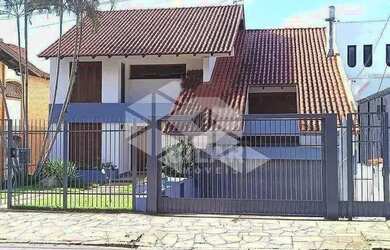 Imagem: A casa possui 3 Dormitórios, 4 Banheiros, 3 Vagas na garagem