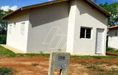 Imagem: A casa possui 2 Dormitórios, 1 Banheiro, 2 Vagas na garagem