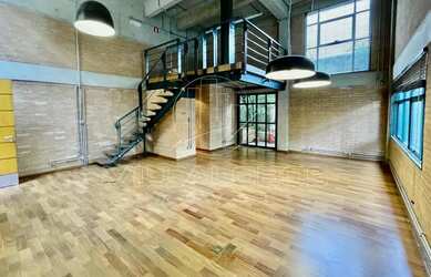 Imagem: O depósito possui 2 Vagas na garagem e 77m² de Área e está