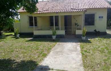 Imagem: A casa possui 3 Dormitórios, 2 Banheiros, 5 Vagas na garagem