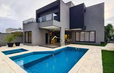 Imagem: A casa em condomínio possui 4 Dormitórios, 5 Banheiros, 345m²