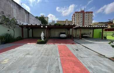 Imagem: A casa possui 5 Dormitórios, 5 Banheiros, 5 Vagas na garagem