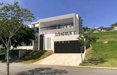 Imagem: A casa em condomínio possui 4 Dormitórios, 5 Banheiros, 2