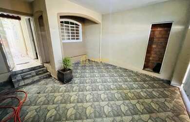 Imagem: A casa possui 3 Dormitórios, 2 Banheiros, 1 Vaga na garagem