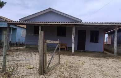 Imagem: A casa possui 2 Dormitórios, 1 Banheiro, 4 Vagas na garagem