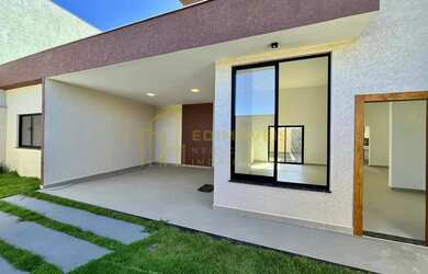 Imagem: A casa possui 3 Dormitórios, 3 Banheiros, 4 Vagas na garagem