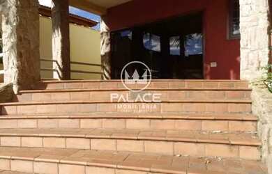 Imagem: A casa possui 2 Dormitórios, 2 Banheiros, 3 Vagas na garagem