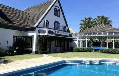 Imagem: A casa possui 5 Dormitórios, 5 Banheiros, 5 Vagas na garagem