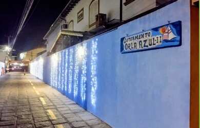 Imagem: A casa possui 3 Dormitórios, Acomodam 8 pessoas, 2 Vagas na