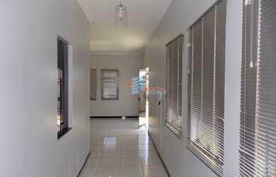 Imagem: A casa possui 3 Dormitórios, 3 Banheiros, 4 Vagas na garagem