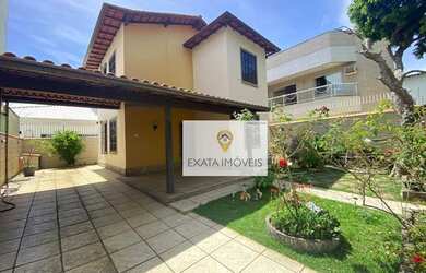 Imagem: A casa possui 3 Dormitórios, 3 Banheiros, 2 Vagas na garagem