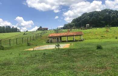 Imagem: A fazenda possui 200m² de Área e está localizado em Curitibanos