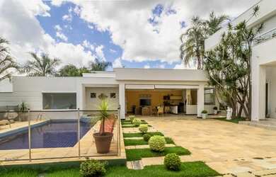 Imagem: A casa em condomínio possui 4 Dormitórios, 5 Banheiros, 2