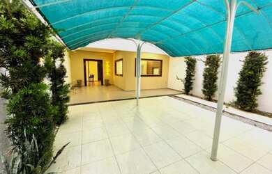 Imagem: A casa possui 5 Dormitórios, 3 Banheiros, 2 Vagas na garagem