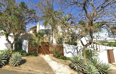 Imagem: A casa possui 4 Dormitórios, 3 Banheiros, 2 Vagas na garagem