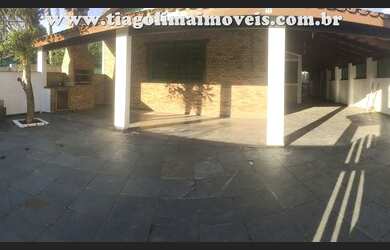 Imagem: A casa possui 3 Dormitórios, 2 Banheiros, 4 Vagas na garagem