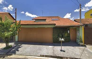 Imagem: A casa possui 5 Dormitórios, 5 Banheiros, 5 Vagas na garagem