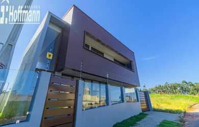 Imagem: A casa possui 3 Dormitórios, 3 Banheiros, 2 Vagas na garagem