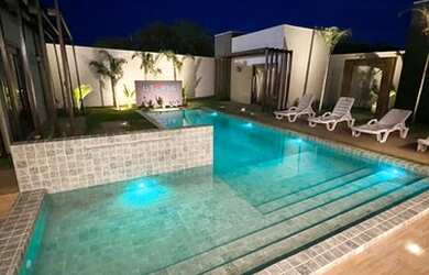 Imagem: A casa possui 4 Dormitórios, 4 Vagas na garagem, Piscina, Ar-condicionado