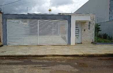 Imagem: A casa possui 3 Dormitórios, 3 Banheiros, 4 Vagas na garagem