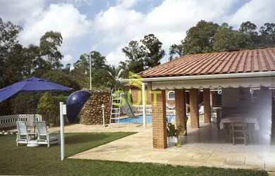 Imagem: A casa possui 4 Dormitórios, 5 Banheiros, 3 Vagas na garagem