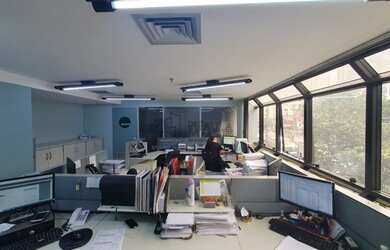 Imagem: O depósito possui 5 Vagas na garagem e 621m² de Área e está