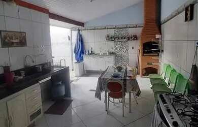 Imagem: A casa possui 3 Dormitórios, 1 Banheiro, 2 Vagas na garagem