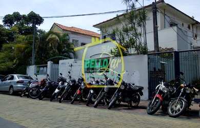 Imagem: A casa possui 1 Dormitório, 5 Banheiros, 406m² de Área e