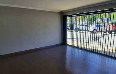 Imagem: A casa possui 2 Dormitórios, 3 Banheiros, 2 Vagas na garagem