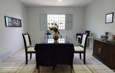 Imagem: A casa possui 4 Dormitórios, 3 Banheiros, 5 Vagas na garagem