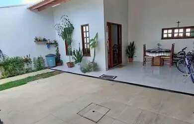 Imagem: A casa possui 2 Dormitórios, 1 Banheiro, 2 Vagas na garagem