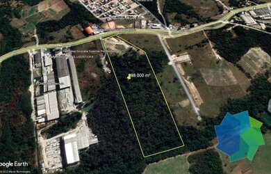 Imagem: O terreno possui 98.000m² de Área e está localizado em Zona