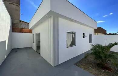 Imagem: A casa possui 2 Dormitórios, 2 Banheiros, 2 Vagas na garagem