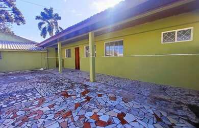 Imagem: A casa possui 4 Dormitórios, 2 Banheiros, 5 Vagas na garagem