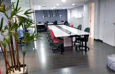 Imagem: O depósito possui 4 Vagas na garagem e 51m² de Área e está