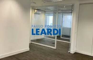 Imagem: O depósito possui 5 Vagas na garagem, 415m² de Área e está