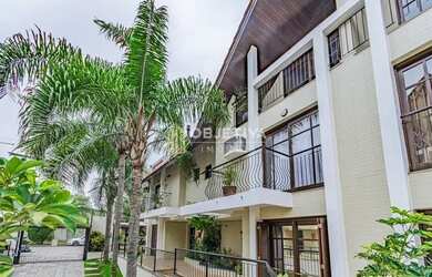 Imagem: A casa possui 4 Dormitórios, 3 Banheiros, 2 Vagas na garagem