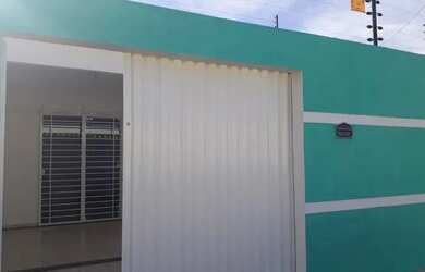 Imagem: A casa possui 3 Dormitórios, 2 Banheiros, 1 Vaga na garagem